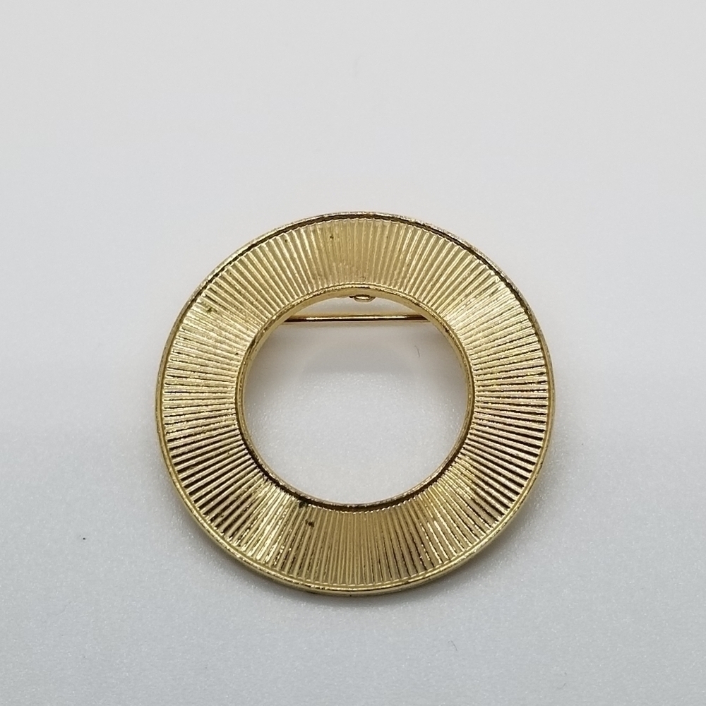 round ridged gold-tone brooch